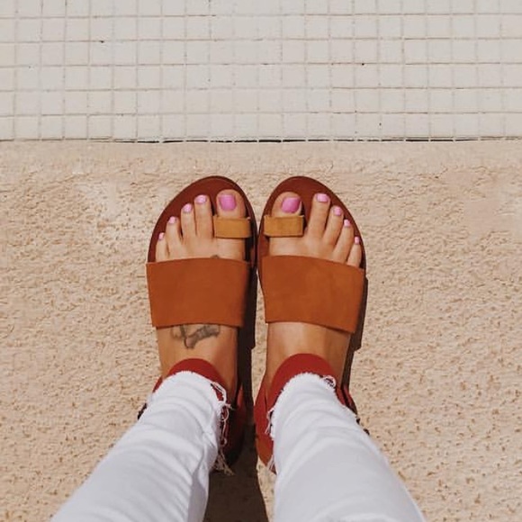 Torrence Flat Sandal - Picture 2 of 3